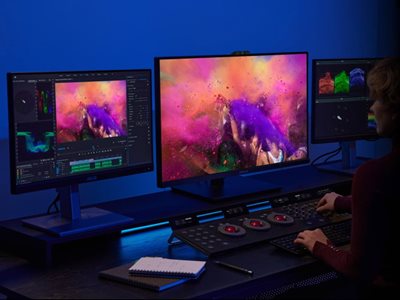 Ein Creator, der Farben auf dem ProArt Display PA32DC abstuft.