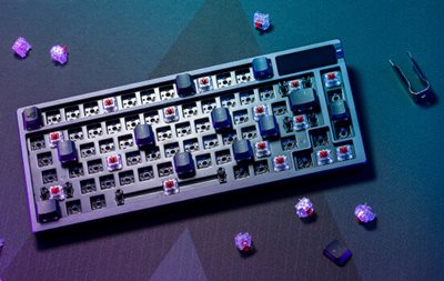 ROG Azoth mit abgenommenen Tasten, die die Hot-Swap-Funktion zeigen